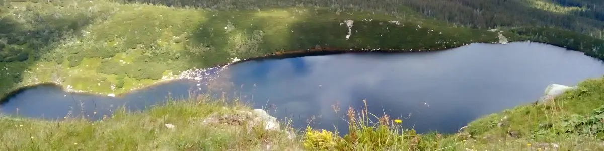 Familie auf einem Ausflug in den Bergen