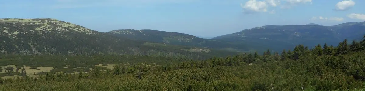 Blick auf die verschneiten Gipfel des Riesengebirges